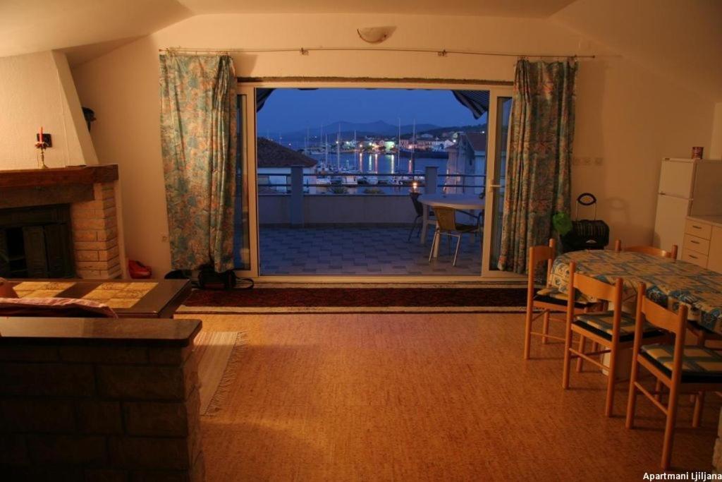 Apartment In Kukljica With Sea View, Terrace, Air Conditioning, Wi-Fi מראה חיצוני תמונה